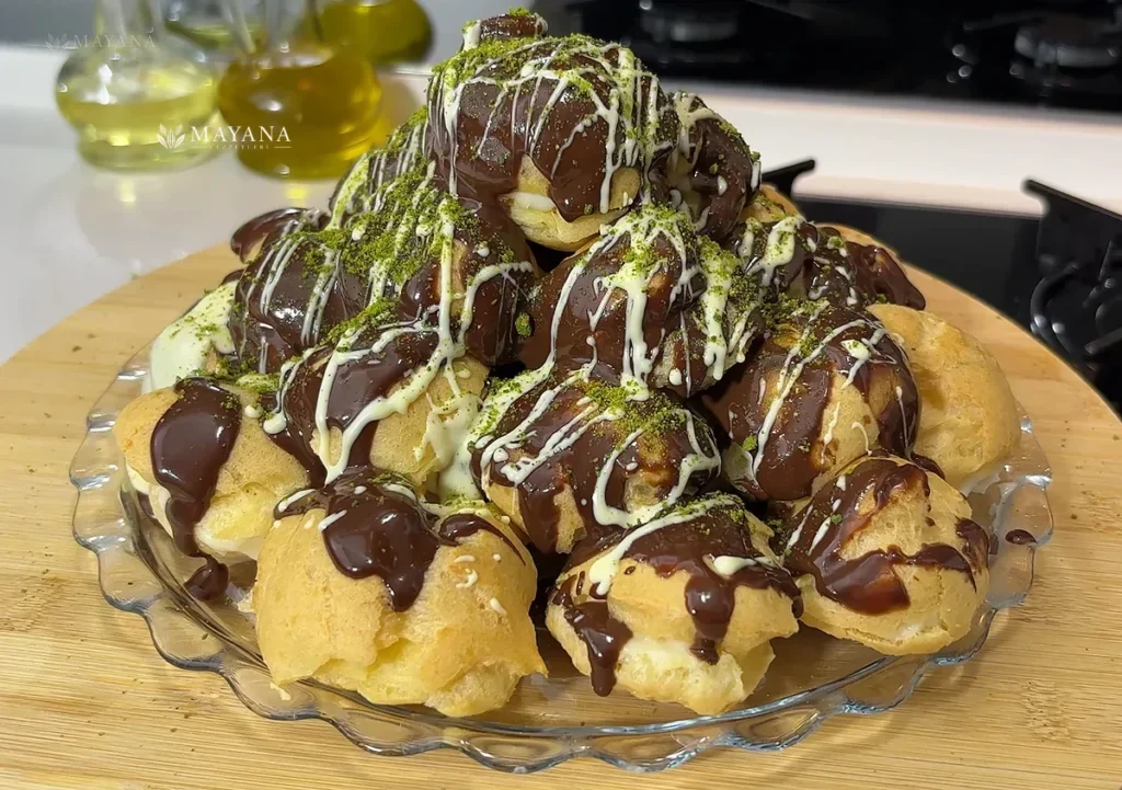 Çikolata soslu, beyaz çikolata çizgili ve Antep fıstıklı ev yapımı profiterol