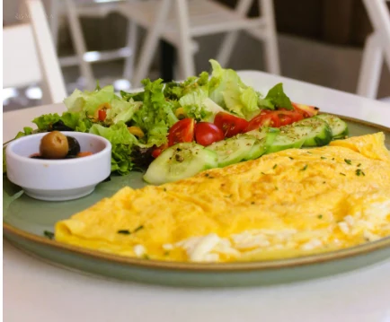 İkiye katlanmış, içinden erimiş kaşar peyniri görünen kaşarlı omlet