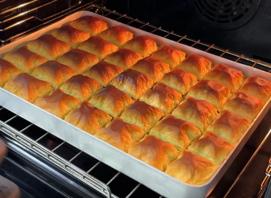 Kat kat ayrılmış çıtır baklava diliminde ince yufka katmanları