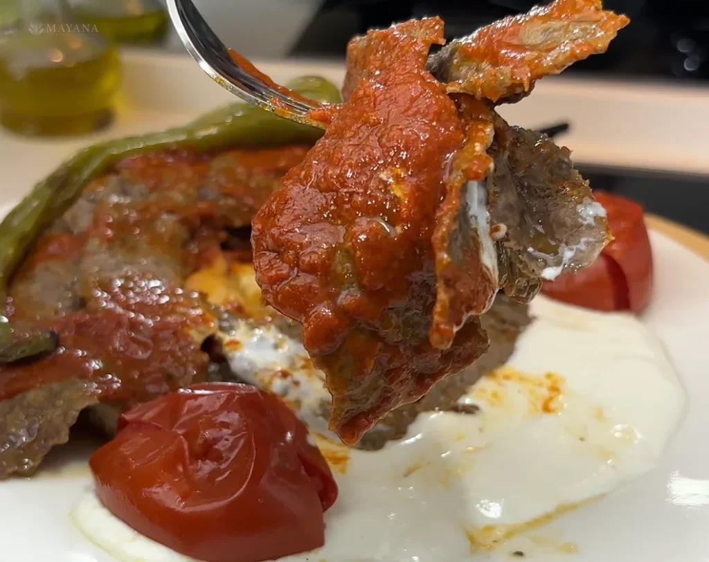 Domatesli sos ve sıcak tereyağıyla servis edilen evde İskender kebap