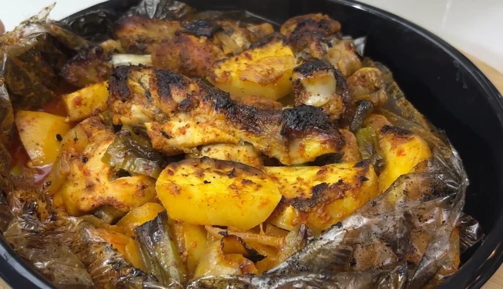 Fırın poşetinde patates ve soğanla pişmiş ballı soslu tavuk baget