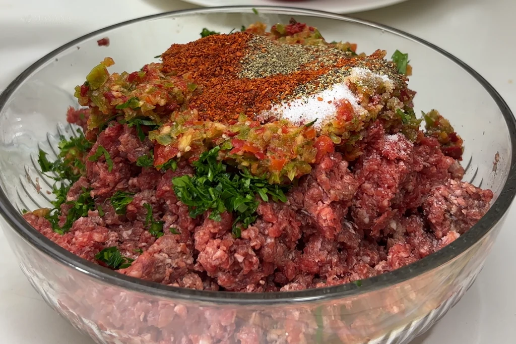 Şişe sıvanmadan önce buzdolabında dinlendirilen kebap harcı