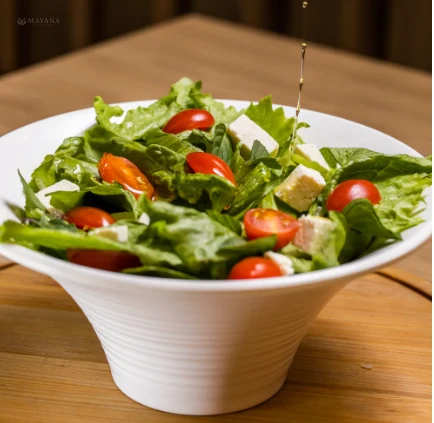 Cherry domates ve kırmızı soğanlı taze roka salatası
