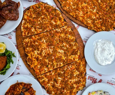 İnce hamurlu, kıymalı harcı eşit yayılmış sıcak lahmacun