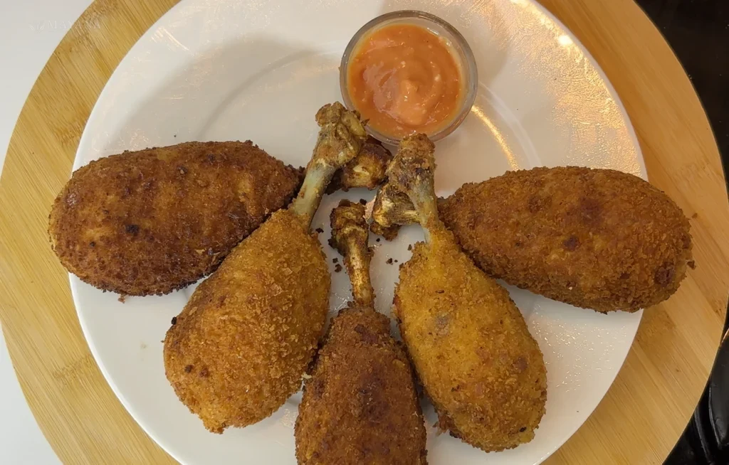 Panko kaplı altın renkli çıtır patatesli tavuk bagetleri