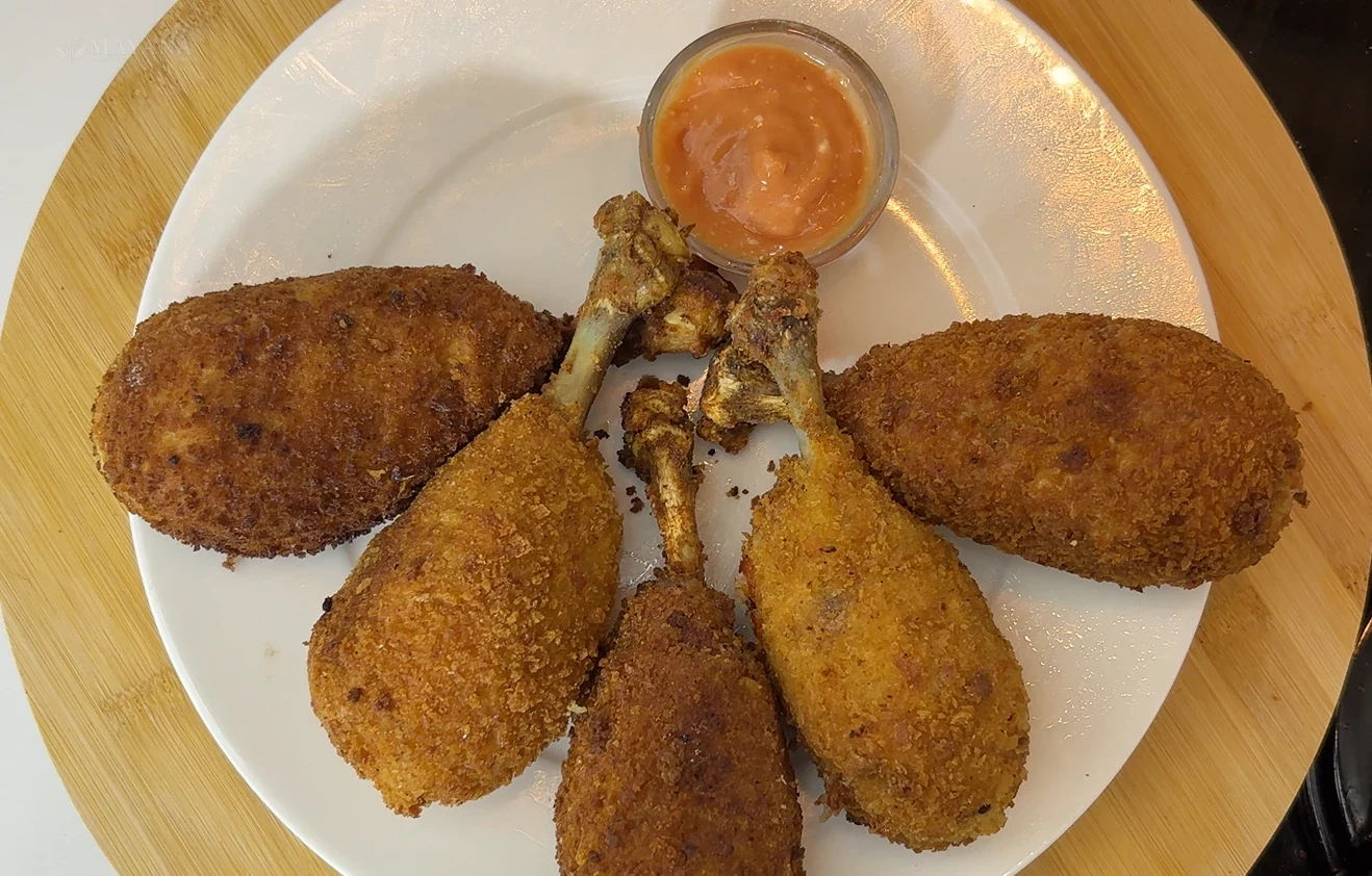 Panko kaplı altın renkli çıtır patatesli tavuk bagetleri