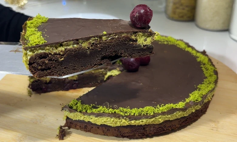 Antep fıstığı kremalı ve kavrulmuş kadayıf dolgulu çikolatalı Dubai brownie dilimleri