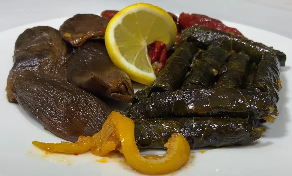 Ekşili pirinç harcıyla doldurulmuş kuru patlıcan ve biber dolması