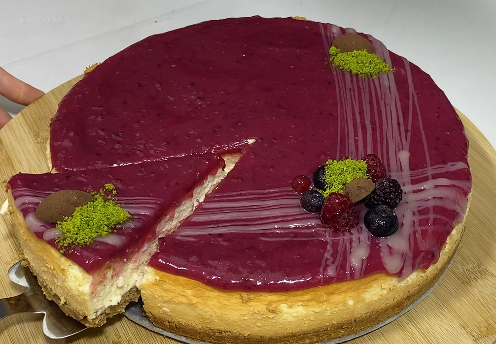 Orman meyveli sosla tamamlanmış cheesecake