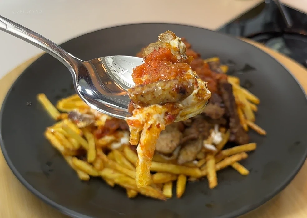 Çıtır kibrit patates, sarımsaklı yoğurt, dana eti ve domates sosuyla servis edilen Çökertme kebabı