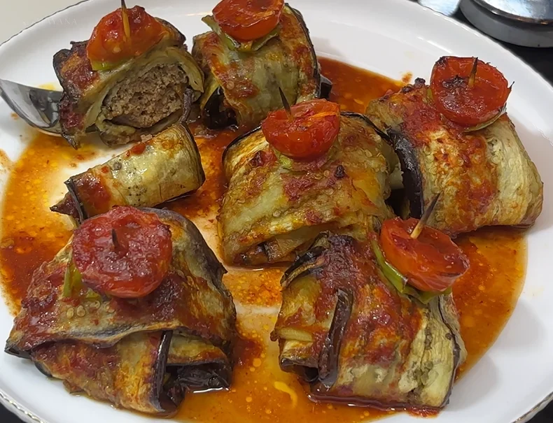 Salçalı sos içinde fırında pişmiş köfteli İslim kebabı