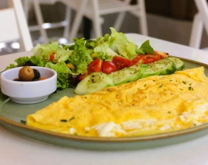 Beyaz peynir ve kaşar dolgulu katlanmış peynirli omlet