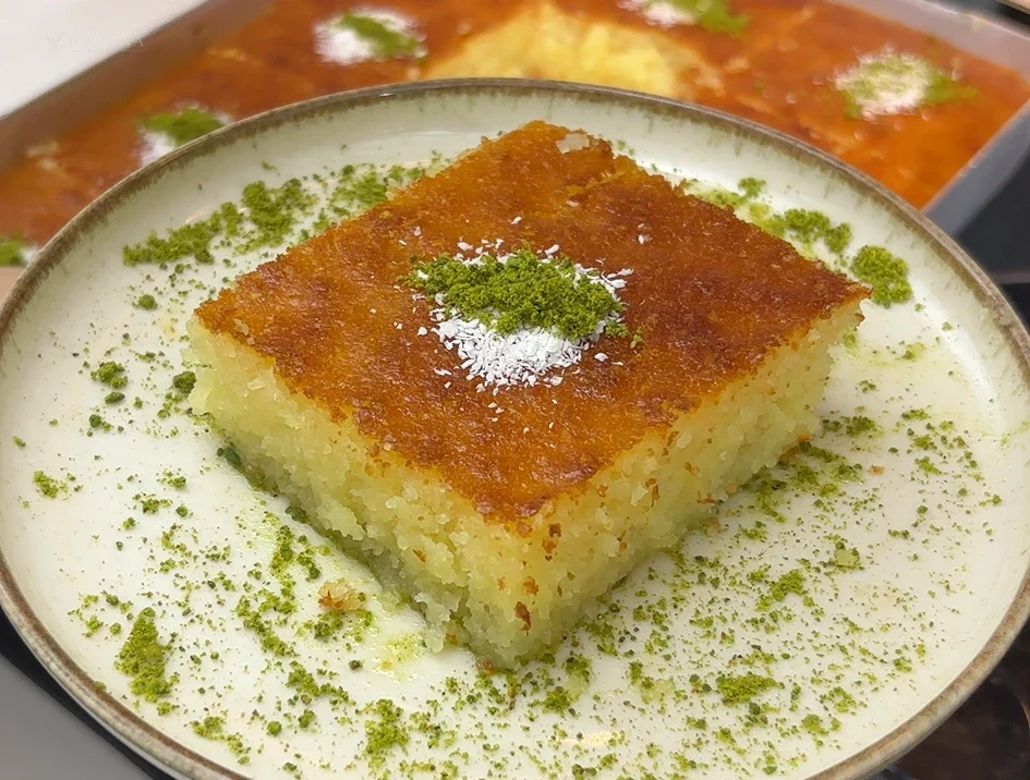 Şerbetini çekmiş kare dilimlenmiş irmikli revani tatlısı