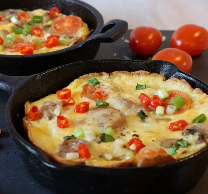 Biber, mantar ve domates dolgulu katlanmış sebzeli omlet