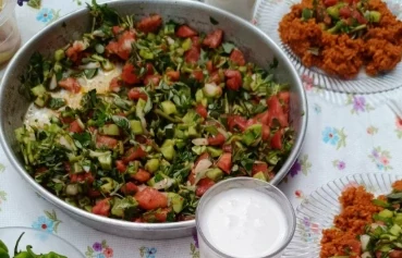 Domates, salatalık ve mor soğanla hazırlanmış limonlu semizotu salatası