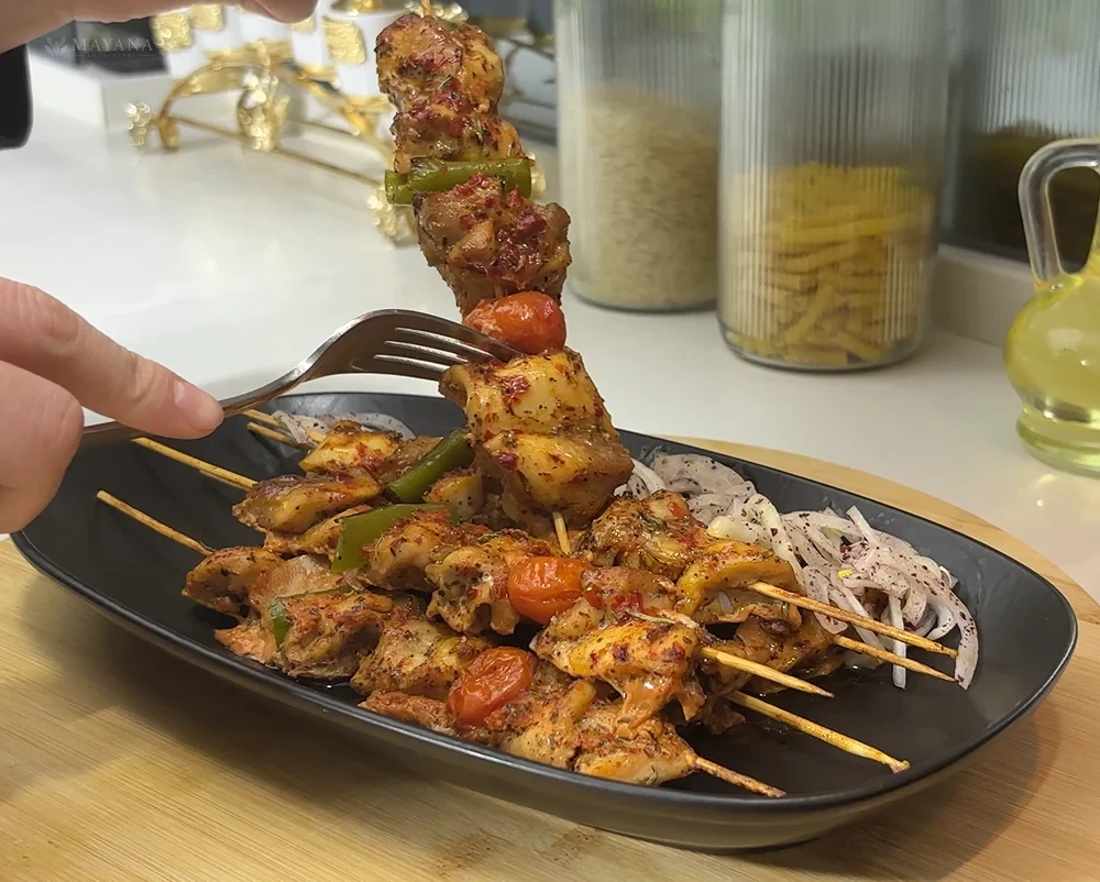 Fırında biber ve çeri domatesle pişmiş tavuk şiş kebap