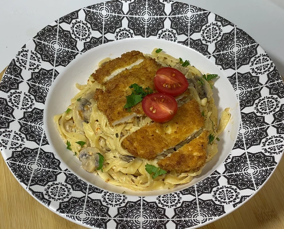 Çıtır pankolu tavuk dilimleri ve mantarlı kremalı Fettuccine Alfredo
