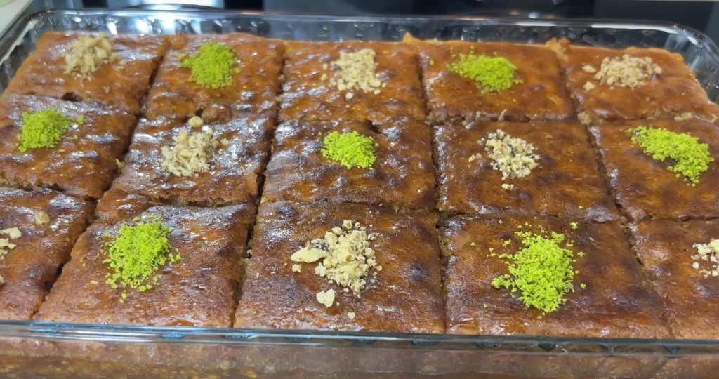 Ceviz ve tel kadayıfla hazırlanmış şerbetli kadayıflı kek dilimleri