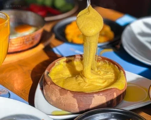 Sahanda tereyağı yüzeye çıkmış, uzayan kolot peynirli kuymak