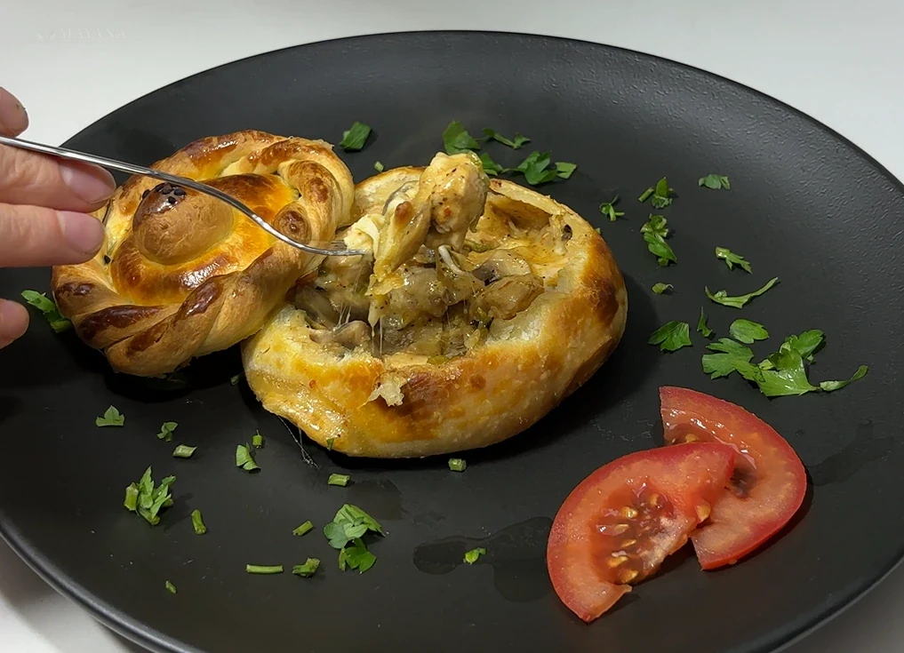 Fırında kızarmış tavuklu mantarlı güveç ekmek