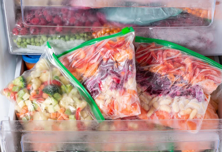 Porsiyonlanıp hava almayacak şekilde paketlenmiş dondurulacak yemekler