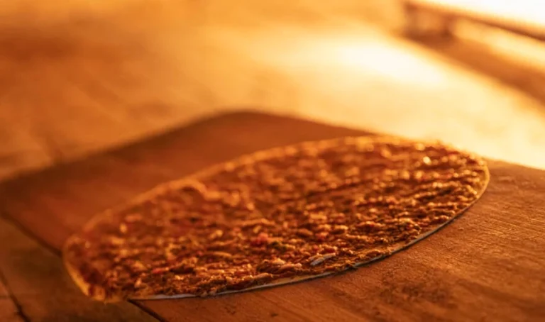 Taş Fırın Etkisiyle Evde Lahmacun Nasıl Pişirilir?