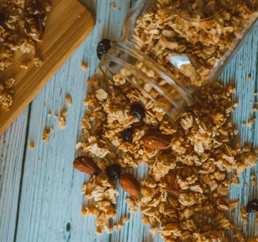 Yulaf badem fındık çekirdek ve kuru üzümle hazırlanmış çıtır ev yapımı granola