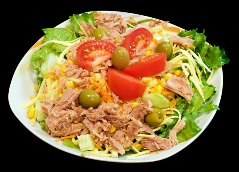 Marul domates mısır ve limonlu sosla hazırlanmış ton balıklı salata