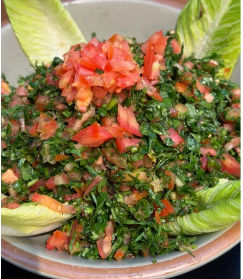 Bol maydanoz domates ve ince bulgurla hazırlanmış tabbule salatası