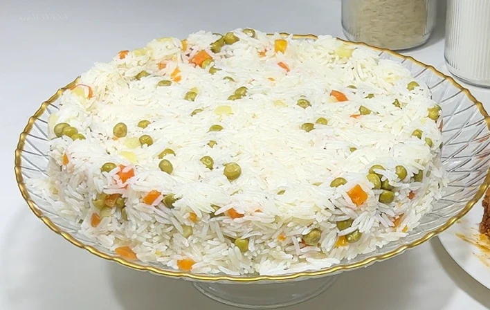 A clean cotton towel under the lid of a pot of resting rice