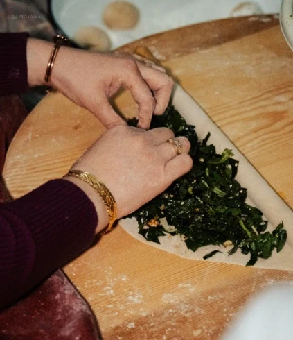 Tavada pişmiş, içi ıspanak ve peynir dolgulu ince gözleme