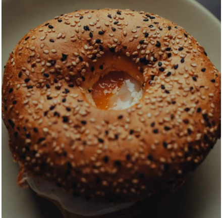İçi erimiş kaşarlı ve domatesli çıtır simit tost
