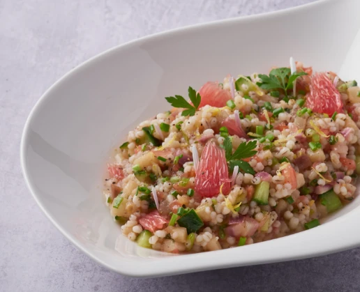 Mısır, kornişon, kapya biber ve yeşillikli renkli kuskus salatası