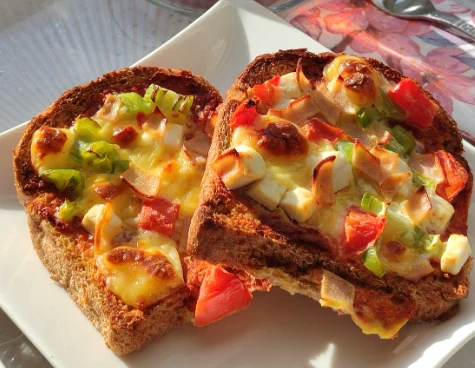 Fırında Yumurtalı Ekmek Tarifi: Kaşarlı ve Kızarmış