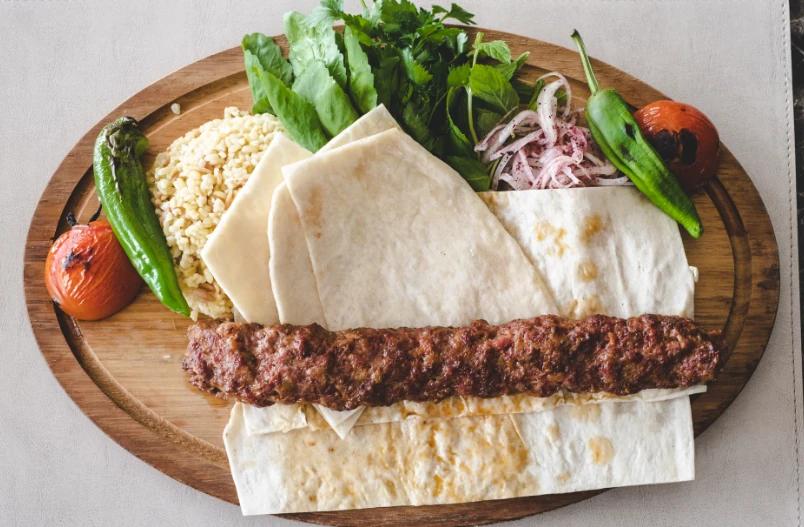 Geniş şişte pişmiş sade baharatlı Urfa kebabı