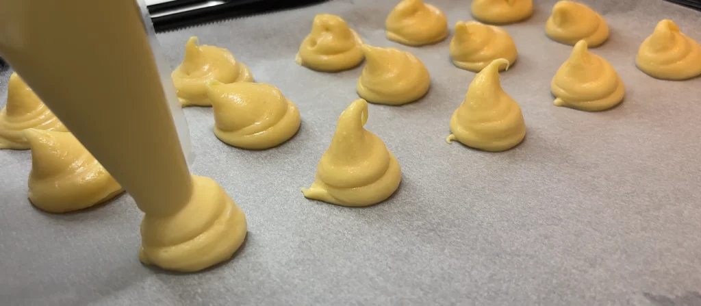 Profiterol Hamuruna Yumurtayı Sıcakken Eklemek