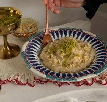 Kaşıkla şekillendirilmiş çam fıstıklı tane tane irmik helvası