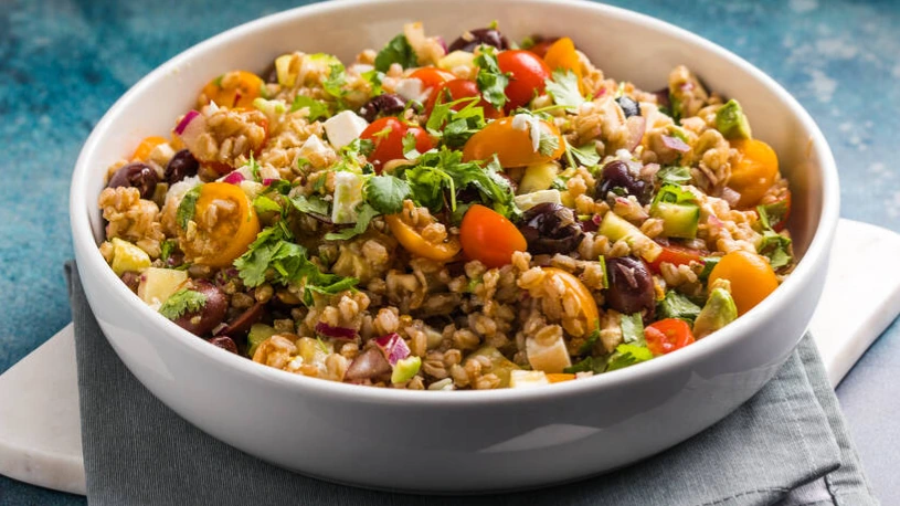Renkli sebzeler ve yeşilliklerle hazırlanmış buğday salatası