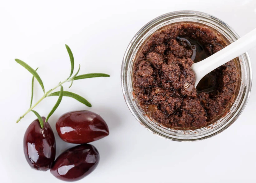Kasede koyu renkli ev yapımı siyah zeytin ezmesi