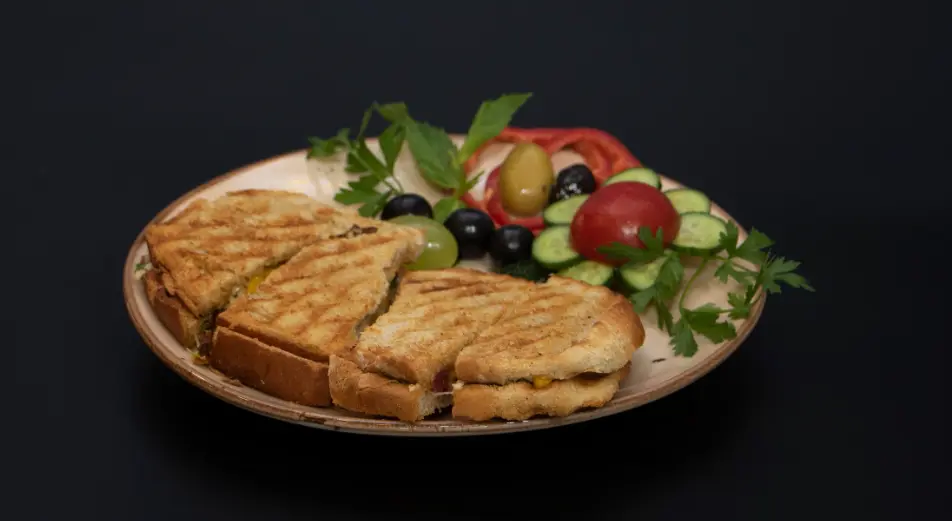 Dışı kızarmış sucuklu kaşarlı karışık tost