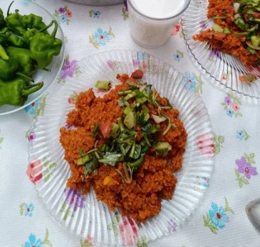 İnce bulgur, yeşillik ve nar ekşisiyle hazırlanmış tane tane kısır