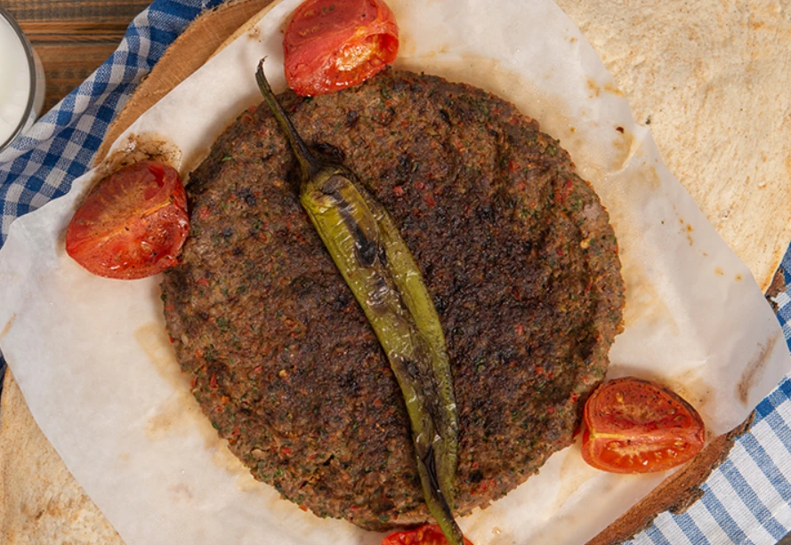 Antakya Kâğıt Kebabı – servis tabağında geleneksel sunum
