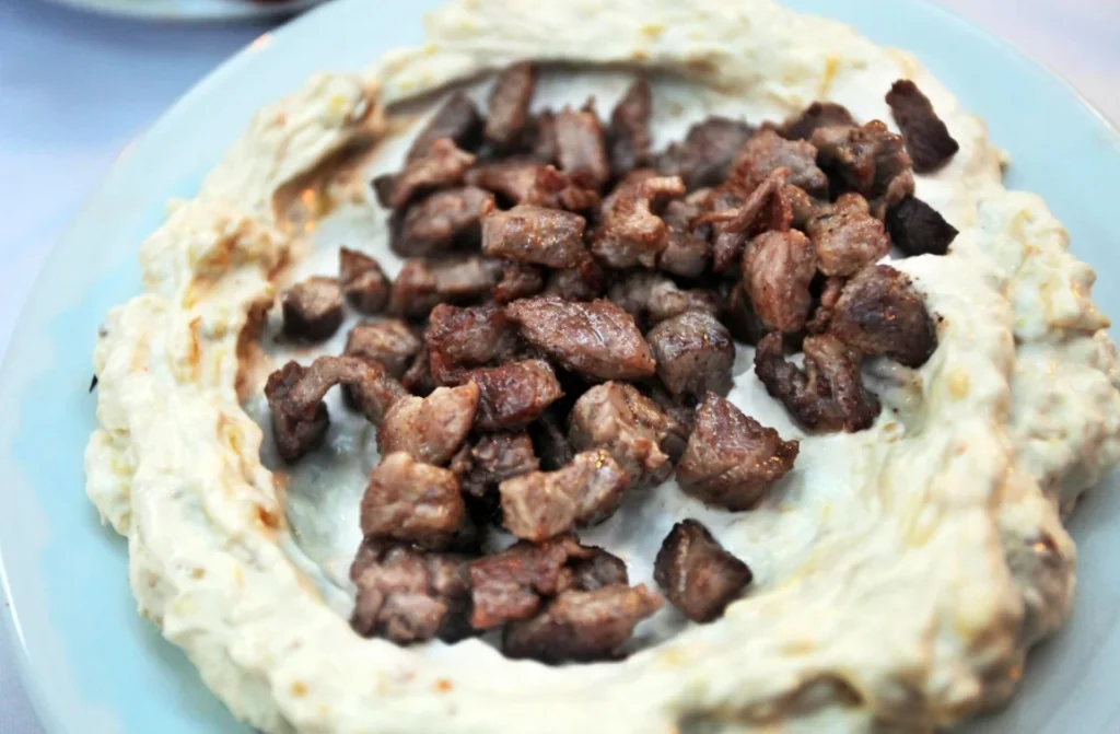Ali Nazik Kebabı, geleneksel Gaziantep usulü sunumuyla servis tabağında
