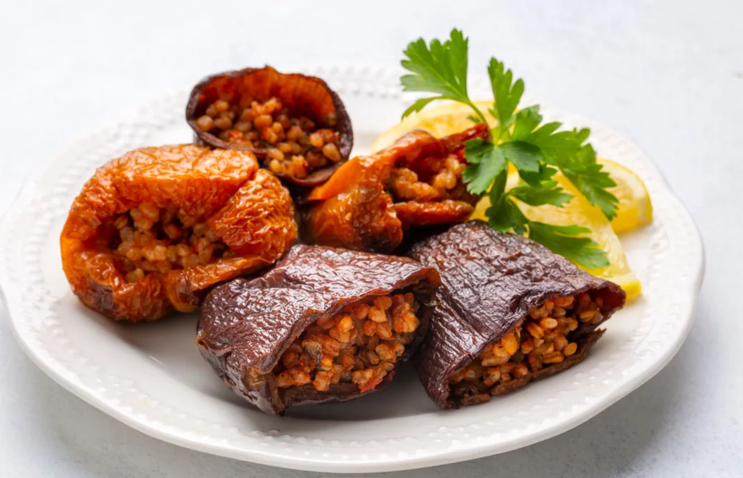Antep Usulü Kuru Dolma, geleneksel Gaziantep usulü sunumuyla servis tabağında