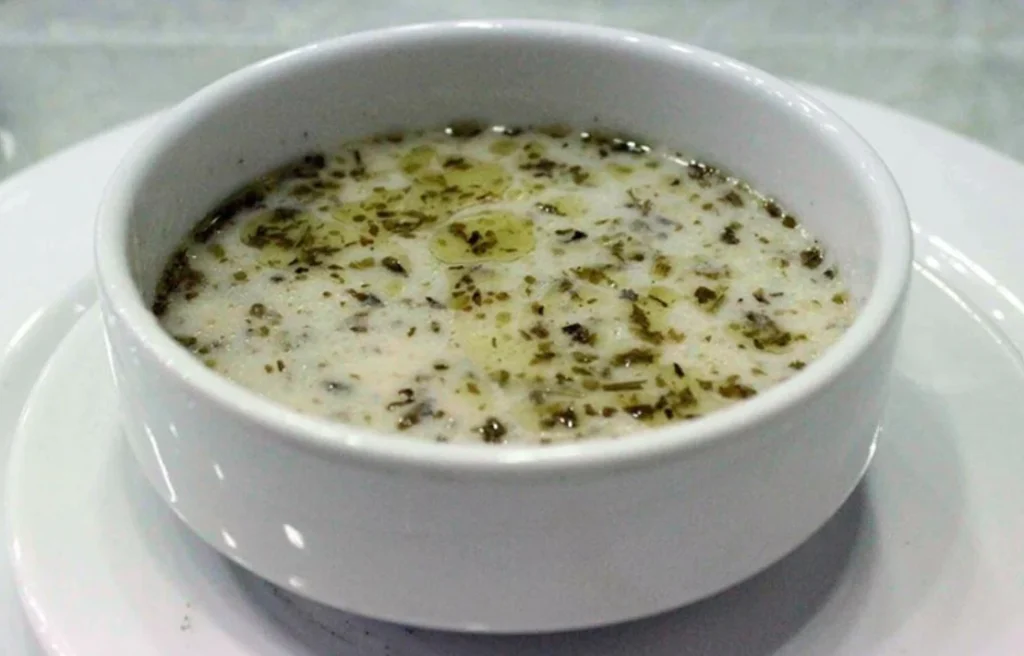 Kase içinde pirinçli, yoğurt terbiyeli ve naneli yayla çorbası