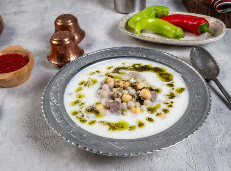 Gaziantep Yuvalama (Yuvarlama), geleneksel Gaziantep usulü sunumuyla servis tabağında