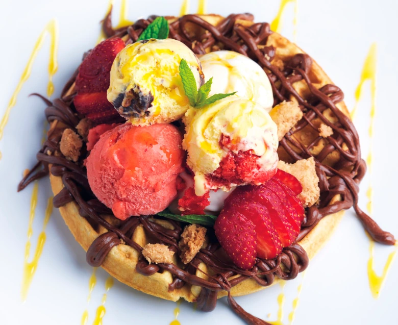 Meyve ve çikolata ile servis edilen ev yapımı waffle