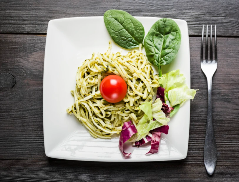 Taze fesleğenli pesto sosuna bulanmış makarna