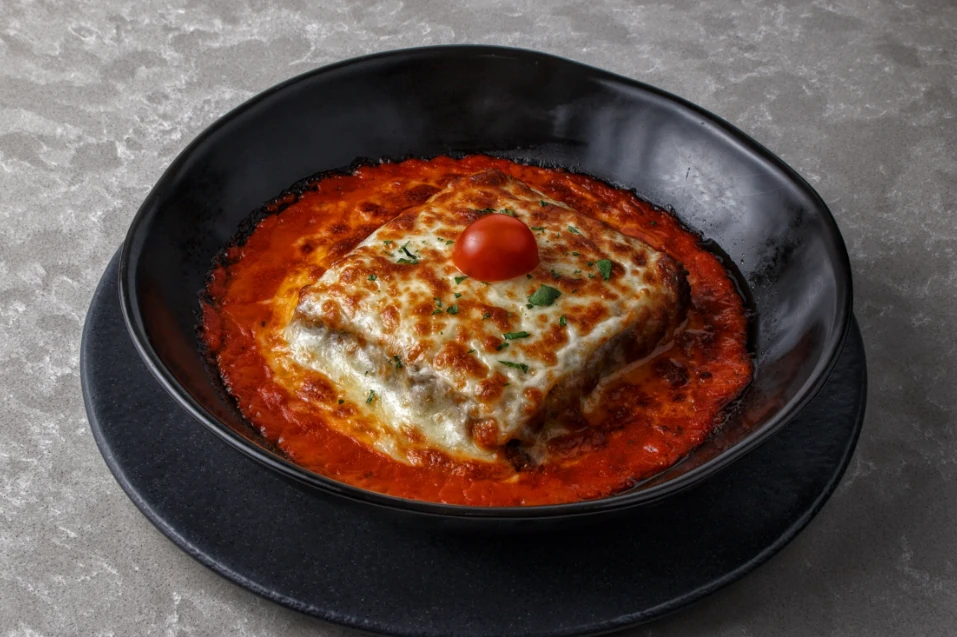 Ricotta ve parmesanla servis edilen kıymalı lazanya çorbası